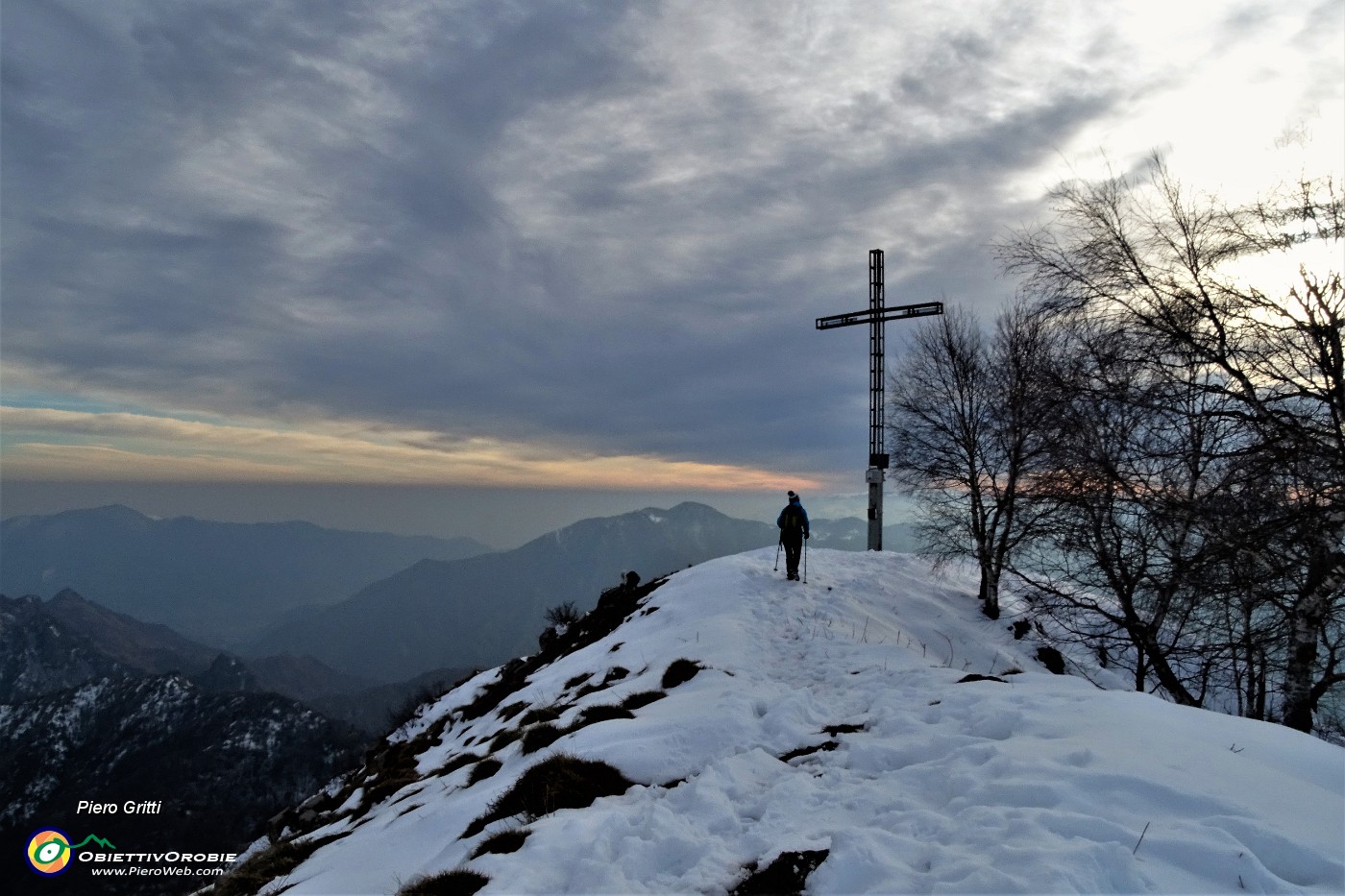 62 Alla croce di vetta del Monte Gioco (1366 m).JPG